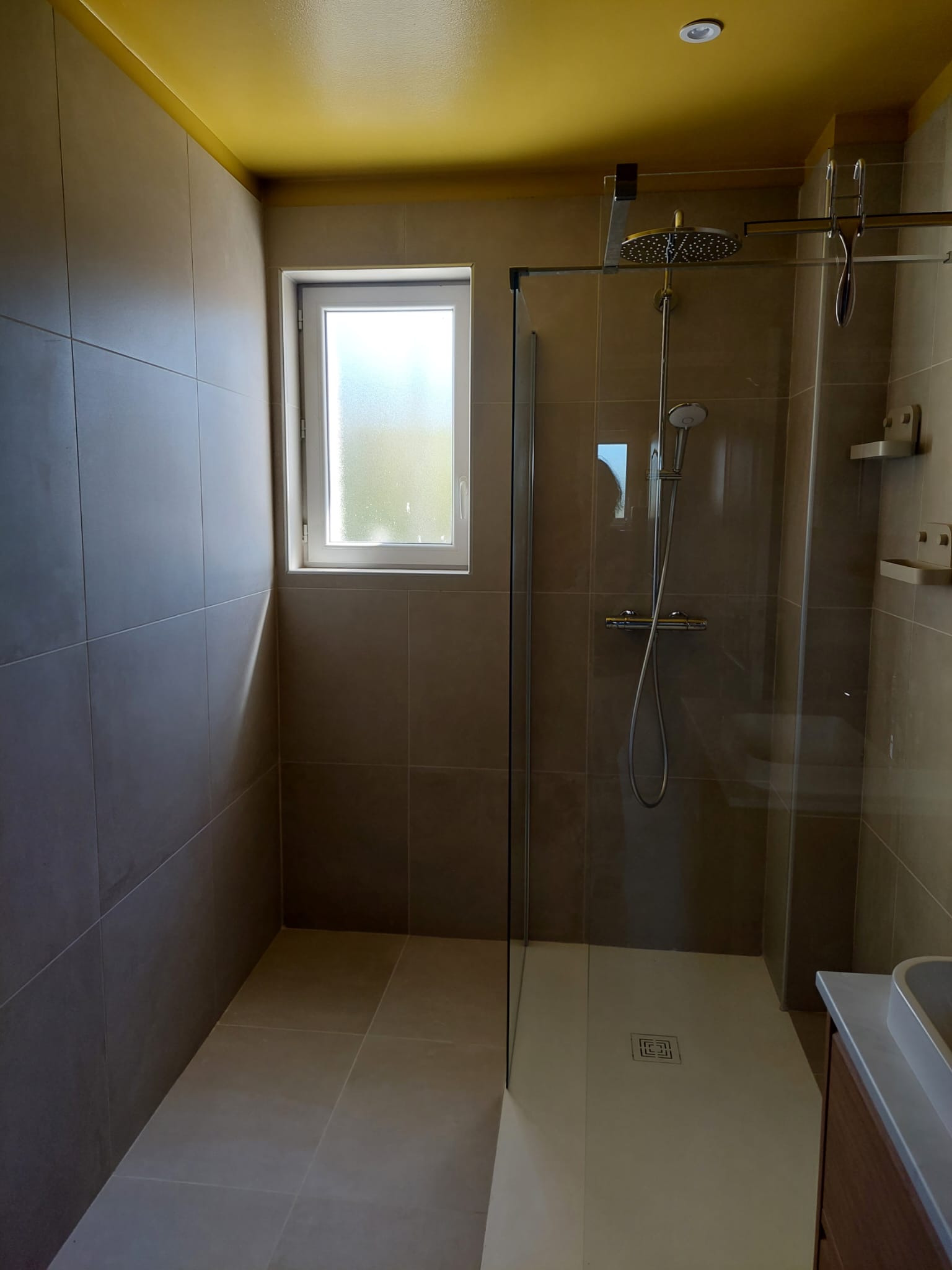 La Terre Vaine — Upstairs Shower Room